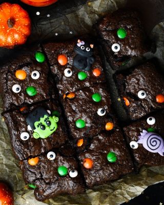 Jednoduché a chrumkavé hallowenske brownies 🧡 Budete potrebovať: - 90 g hladkej (špaldovej) múky - 180 g masla 🧈 - 3...