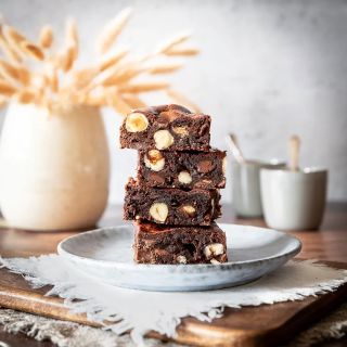 Recept na lieskovorechové brownies bez múky a masla. 💛 Brownies sú podľa autorky recepty vynikajúce, intenzívne čokoládové...