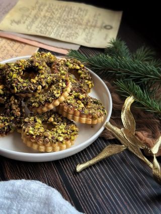 🍪 Linecké kolieska s pistáciami Jemné linecké cesto, vrstva marmelády, čokoládová poleva a chrumkavé pistácie 💚 Klasika,...