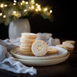 Citrónové linecké 🍋 Budete potrebovať: 270 g hladkej múky 60 g mandľovej múky 💛 200 g masla 🧈 100 g práškového cukru Kôra...